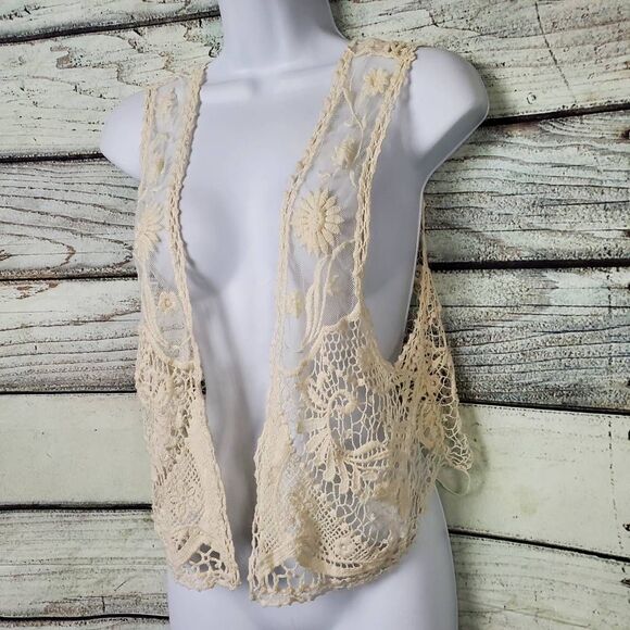 Vivid Collection of NY Women’s Ivory Crochet Lace Vest Large Boho Festival Top - Picture 3 of 11